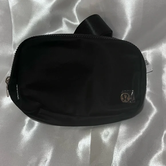 GOLD Lululemon Everywhere Belt Bag - Picture 3 of 6